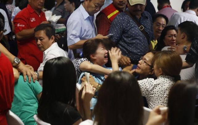 Desconsuelo. El llanto de los familiares al conocerse la noticia en el aeropuerto indonesio de Surabaya.