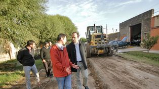 Trabajan en la recuperación de las calles de tierra y arena de la ciudad