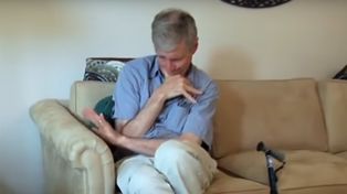 Un hombre con Parkinson consumió marihuana por primera vez y su reacción se volvió viral