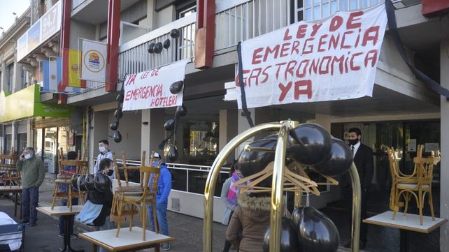 Hoteleros y gastronómicos sacan mesas, camas y vajillas a la calle