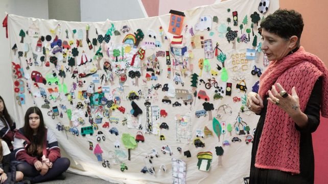 María Blanco es la artista textil que, junto con las docentes de la escuela, coordina la propuesta colaborativa.