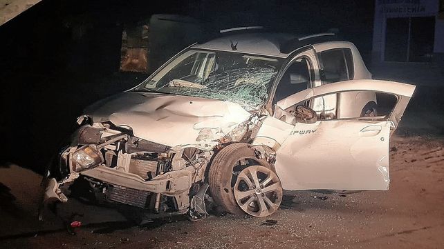 Así quedó el automóvil tras el despiste y chocar contra una columna de alumbrado.&nbsp;