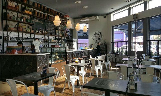 El Bilbao Café & Vermouth es uno de los tres locales gastronómicos que posee Ignacio Preti en la ciudad de SAnta Fe.&nbsp;