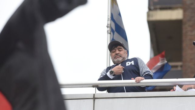En octubre. Maradona y la recepci&oacute;n rojinegra cuando vino como DT de Gimnasia.