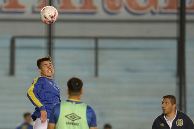 Facundo Almada fue el capitán en cancha de Arsenal, ante la ausencia de Montoya.