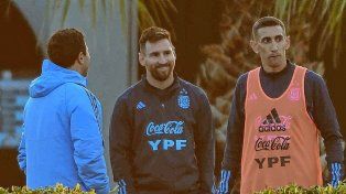 Lionel Messi viajó a Bolivia y jugaría el martes.