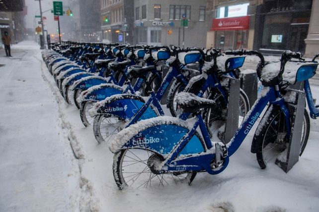 Miles de vuelos suspendidos por tormenta de nieve en Nueva York y otros 9 estados
