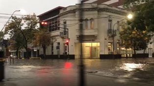 Calles anegadas en Santa Fe por el fuerte temporal