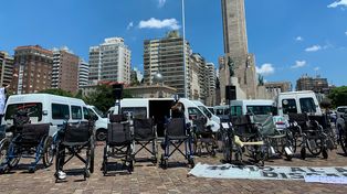 Los transportistas de personas con discapacidad durante una de las tantas protestas llevadas a cabo en el Monumento.