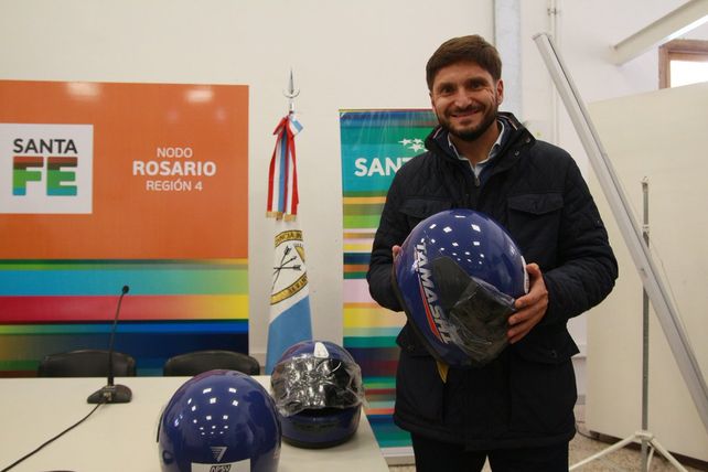 El ministro de Seguridad de Santa Fe con los cascos que les entregarán a los jóvenes.&nbsp;
