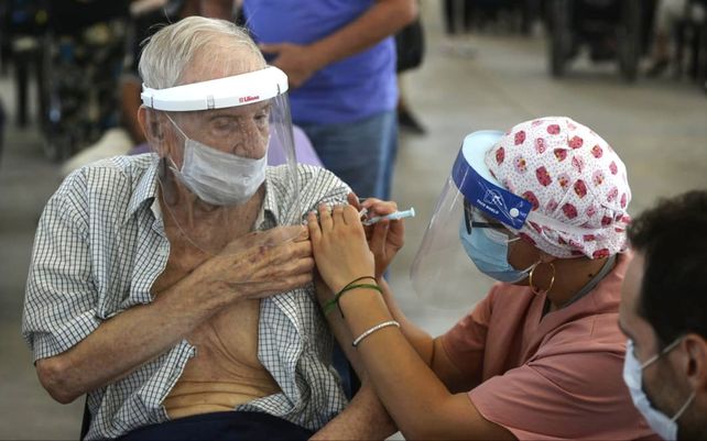 En imágenes: comenzó la vacunación a mayores de 90 años en la ex Rural