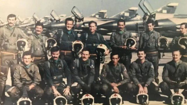 La historia de un piloto peruano que ayudó en secreto a Argentina durante la Guerra de Malvinas