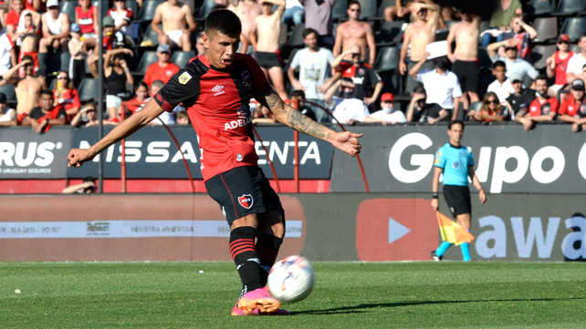 Nicolás Castro jugaría por detrás de Nacho Scocco.