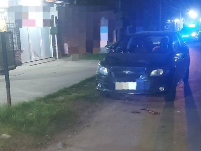 El cuerpo de Ríos quedó tendido sobre la vereda junto al Chevrolet Onix en el que se movilizaba