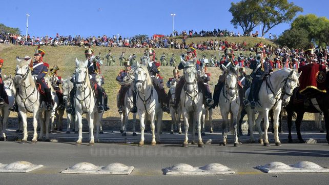 Espectáculo. Los granaderos se sumaron a los festejos por el Día de la Ciudad