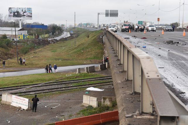 Las dos víctimas salieron despedidas de auto