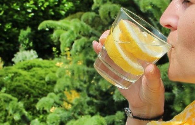 Mitos y verdades sobre los beneficios de incluir el agua con limón en la dieta