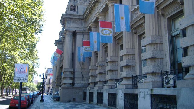 Un joven se roció con nafta y amenazó con prenderse fuego frente a Gobernación