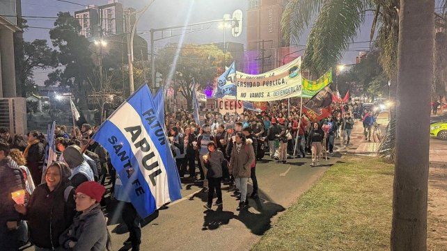 Multitudinaria marcha universitaria en Santa Fe: Sin salarios dignos no hay universidad pública de calidad