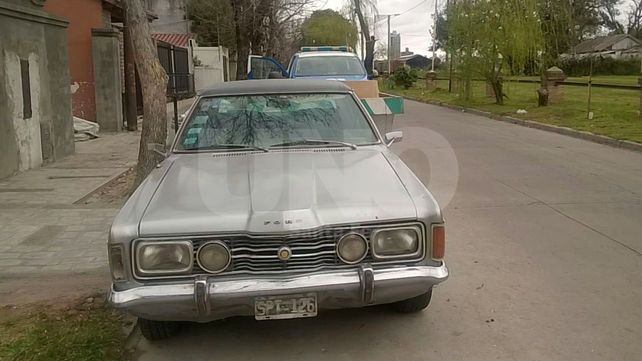 El auto recuperado que pertenece a uno de los empleados del bar asaltado.