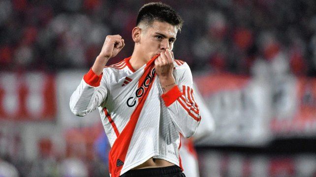 Claudio Echeverri festeja su gol para River.