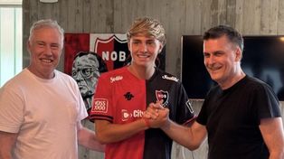 Jerónimo Gómez Mattar junto a Roberto Sensini e Ignacio Boero luego de estampar la firma en su nuevo contrato con Newells.&nbsp;