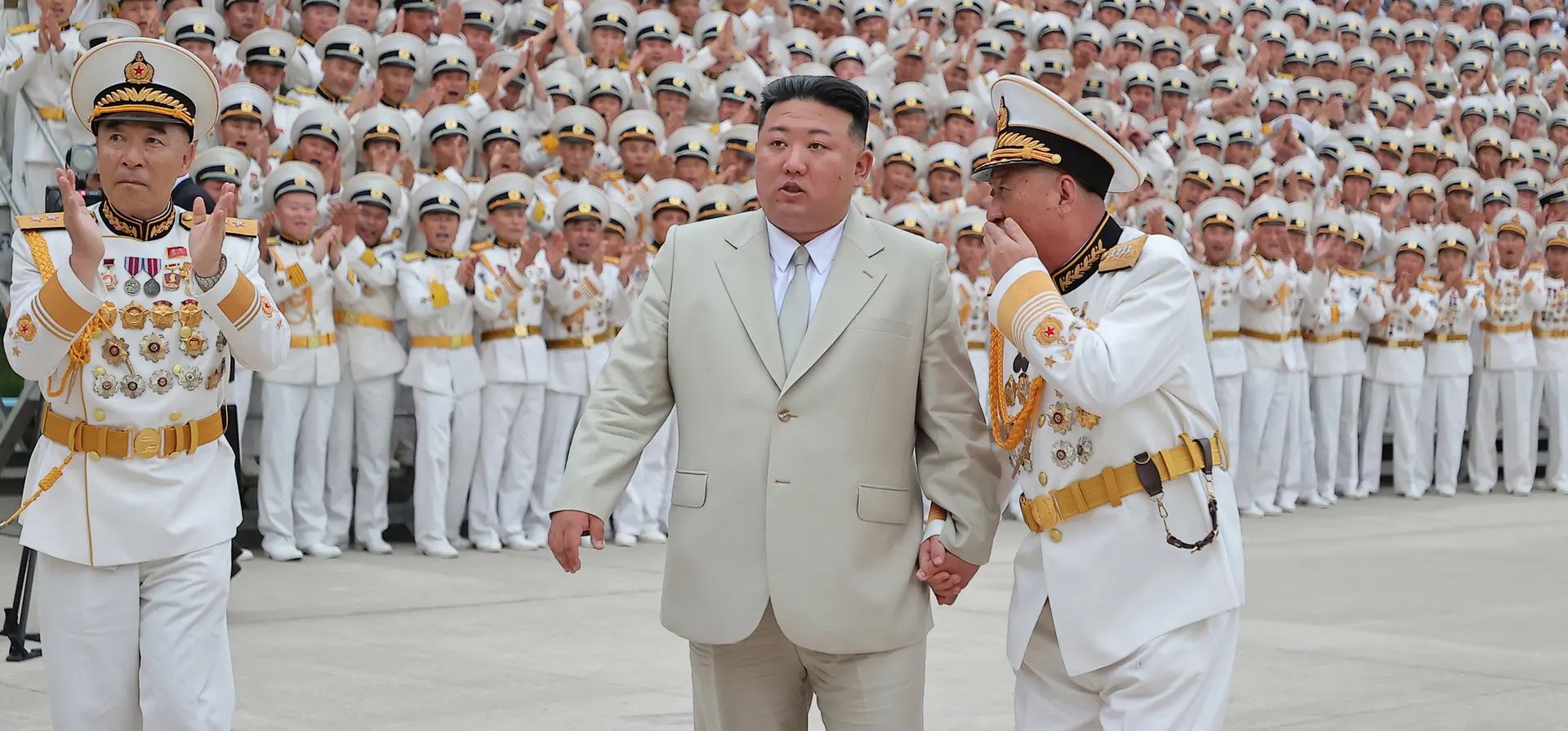 El líder del país, Kim Jong-un, visitando el comando de la marina antes de las celebraciones del Día de la Marina, Pyongyang, Corea del Norte. Fotografía: KCNA/EPA El líder del país, Kim Jong-un, visitando el comando de la marina antes de las celebraciones del Día de la Marina, Pyongyang, Corea del Norte. Fotografía: KCNA/EPA