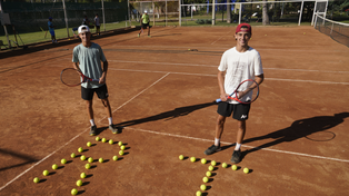 Rafael (remera celeste) y Antonio (remera blanca) Nadal, los jóvenes tenistas.&nbsp;