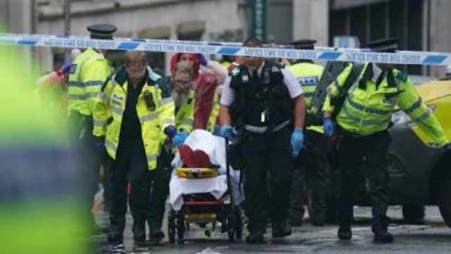 Policía y bomberos trabajando para asistir a los hinchas de Liverpool.