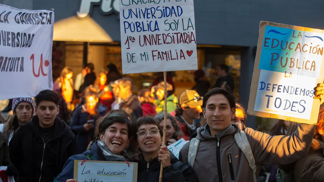 Miles de estudiantes marcharon la semana pasada en defensa de la educación pública