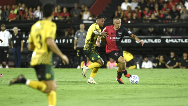 Luca Regiardo encara con pelota al pie. El volante de Newells tuvo quite y distribución.