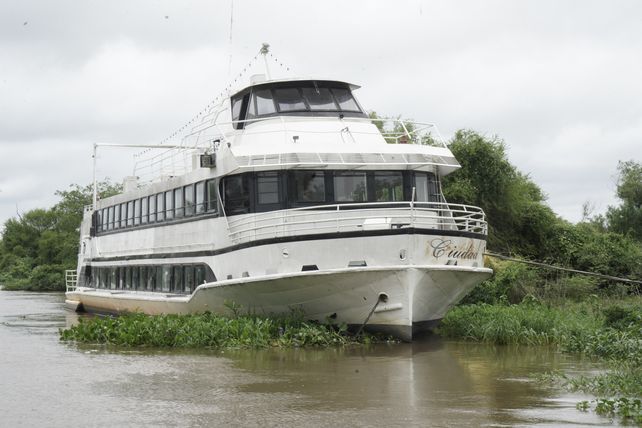 El Barco Ciudad de Rosario fue motor del turismo local por más de 50 años. La embarcación permanece amarrada en el canal La Lechiguana en la Isla El Charigüé