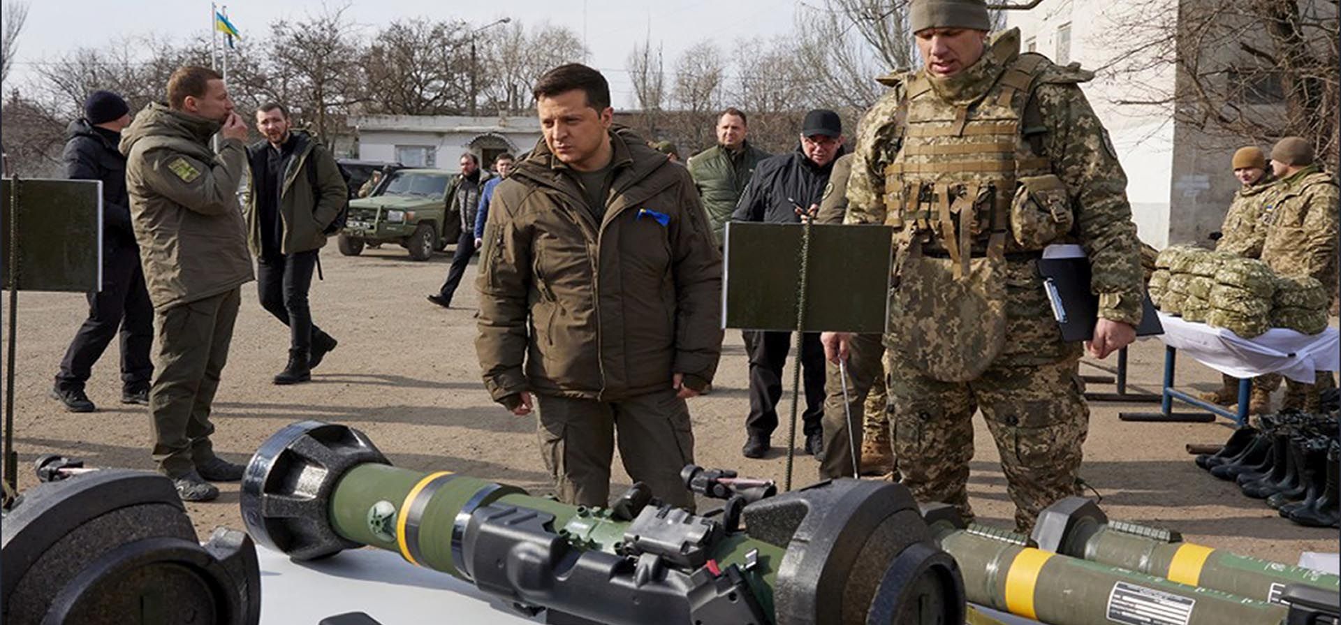 Imagen proporcionada por la Oficina de Prensa Presidencial de Ucrania, el presidente ucraniano, Volodymyr Zelenskyy, inspecciona armas durante una visita a los guardacostas ucranianos en Mariupol, región de Donetsk, este de Ucrania, el jueves 17 de febrero de 2022.