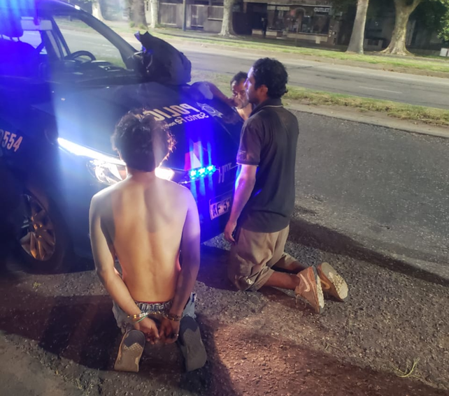 Los tres ladrones sorprendidos en plena faena en barrio Sarmiento. Se robaban un aire acondicionado.&nbsp;