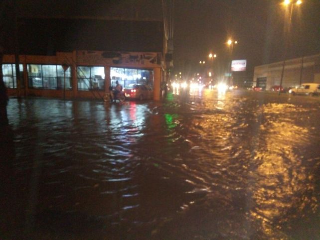 Inundada. Así estaba esta noche avenida Uriburu y bulevar Oroño durante la tormenta. (foto @emergenciasAR)