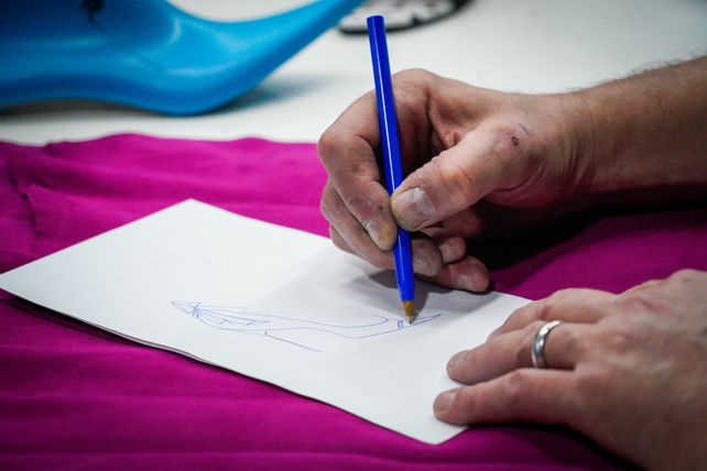A mano alzada: Miguel diseñando una de sus piezas. En el taller tienen cientos de cajas con distintos moldes de todas las épocas para garantizar un buen trabajo.