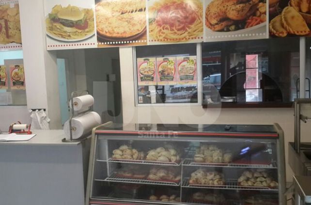 Local de comidas “Morena” ubicado en la esquina suroeste de Bulevar Pellegrini y 25 de Mayo.