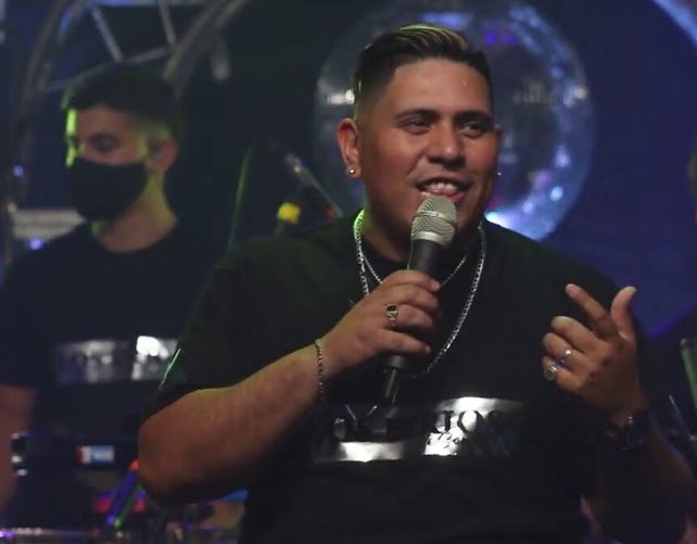 El cantante del grupo de cumbia santafesina Los Lirios