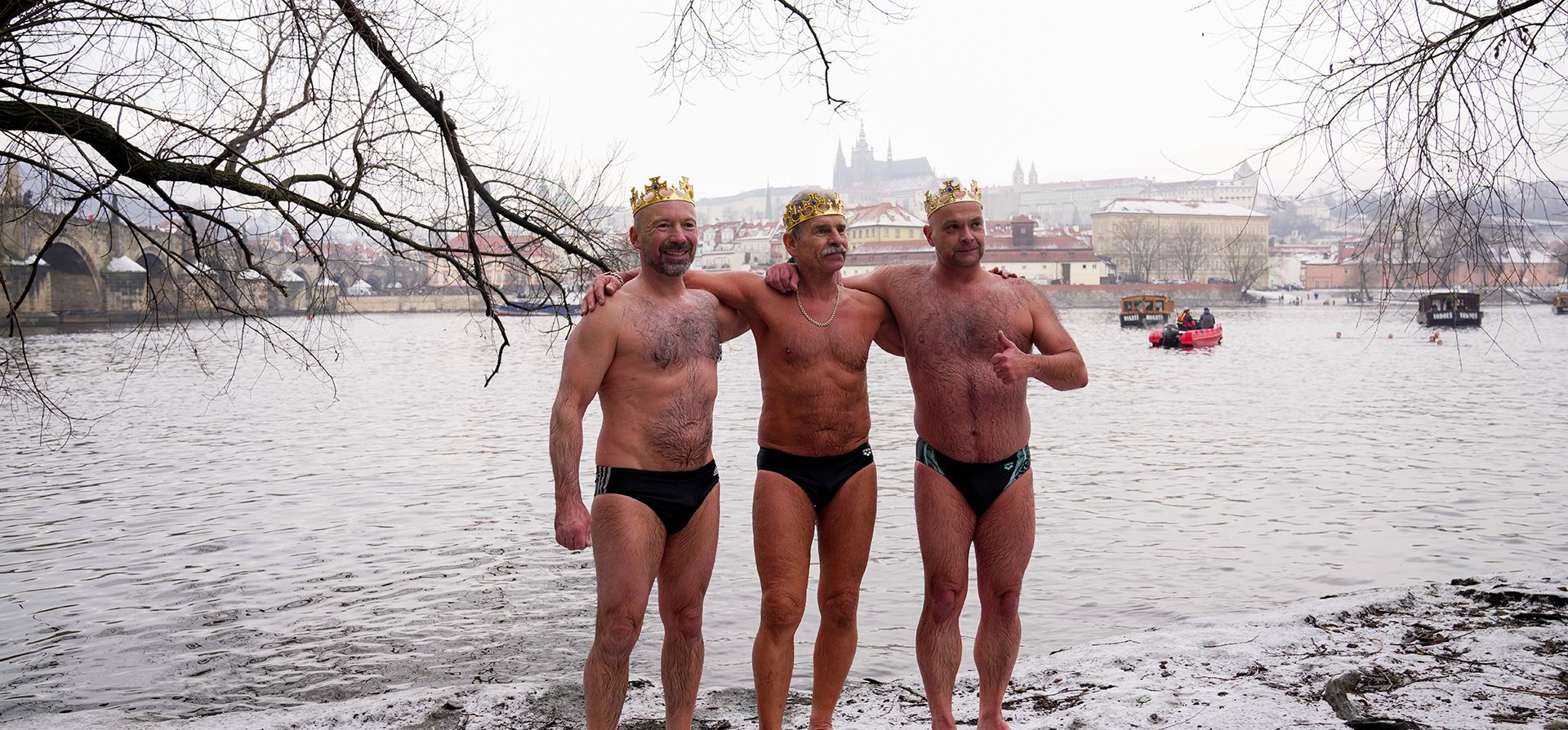 Nadadores polares posan para una foto después de su tradicional nado de los Reyes Magos en el río Moldava en Praga, República Checa, el lunes 6 de enero de 2025. (Foto AP/Petr David Josek)