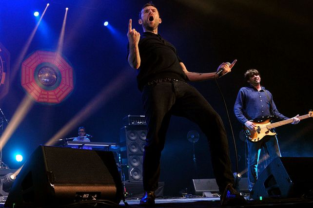 Damon Albarn y la gente. El líder del grupo demostró todo su carisma con los fans que colmaron las instalaciones del microestadio de Tecnópolis. (Foto: Télam)