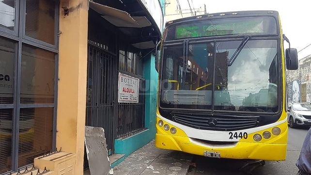 El colectivo sobre la vereda en pleno microcentro santafesino.&nbsp;