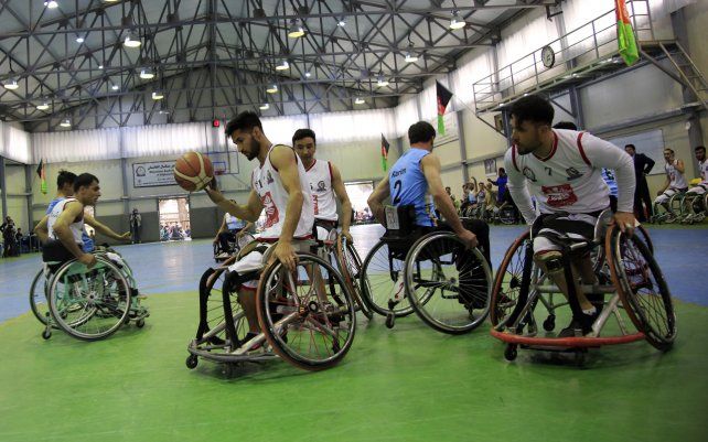 Afganos con capacidades diferentes participan en la final del campeonato nacional masculino de baloncesto en silla de ruedas entre las provincias de Kabul y Maymana, en Kabul, Afganistán. El torneo está organizado por el Comité Internacional de la Cruz Roja.