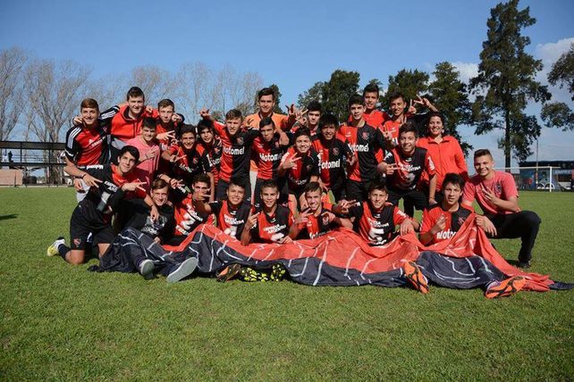 Campeones. Los pibes se convirtieron en el primer equipo leproso de AFA que terminó invicto.