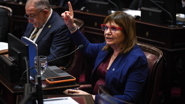 Bullrich compartió un video en su despacho donde estaba escuchando la canción No me importa