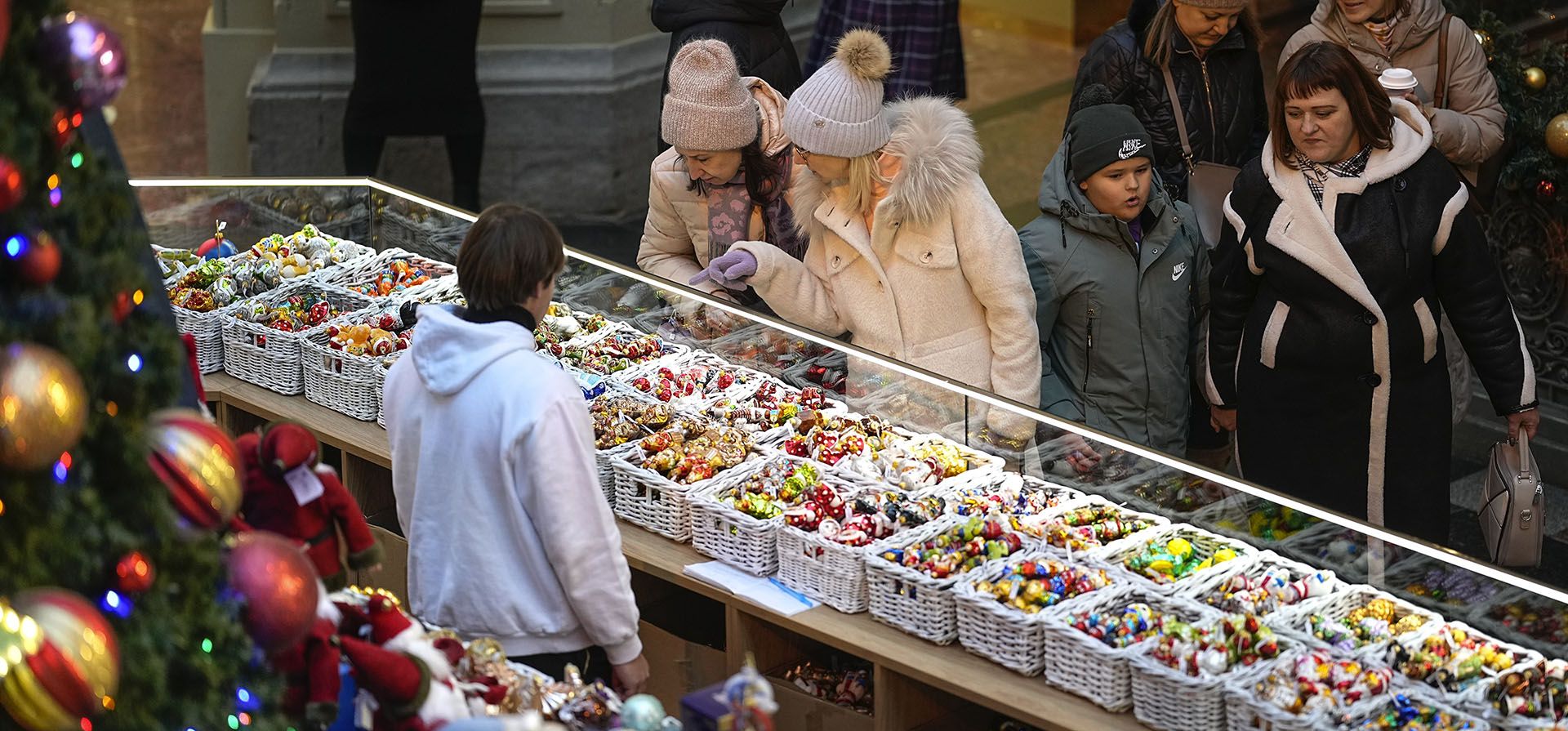 Visitantes observan las decoraciones navideñas colocadas dentro de los grandes almacenes GUM, decoradas para las festividades de Navidad y Año Nuevo en Moscú, Rusia, el martes 21 de noviembre de 2023. (Foto AP/Alexander Zemlianichenko) Visitantes observan las decoraciones navideñas colocadas dentro de los grandes almacenes GUM, decoradas para las festividades de Navidad y Año Nuevo en Moscú, Rusia, el martes 21 de noviembre de 2023. (Foto AP/Alexander Zemlianichenko)