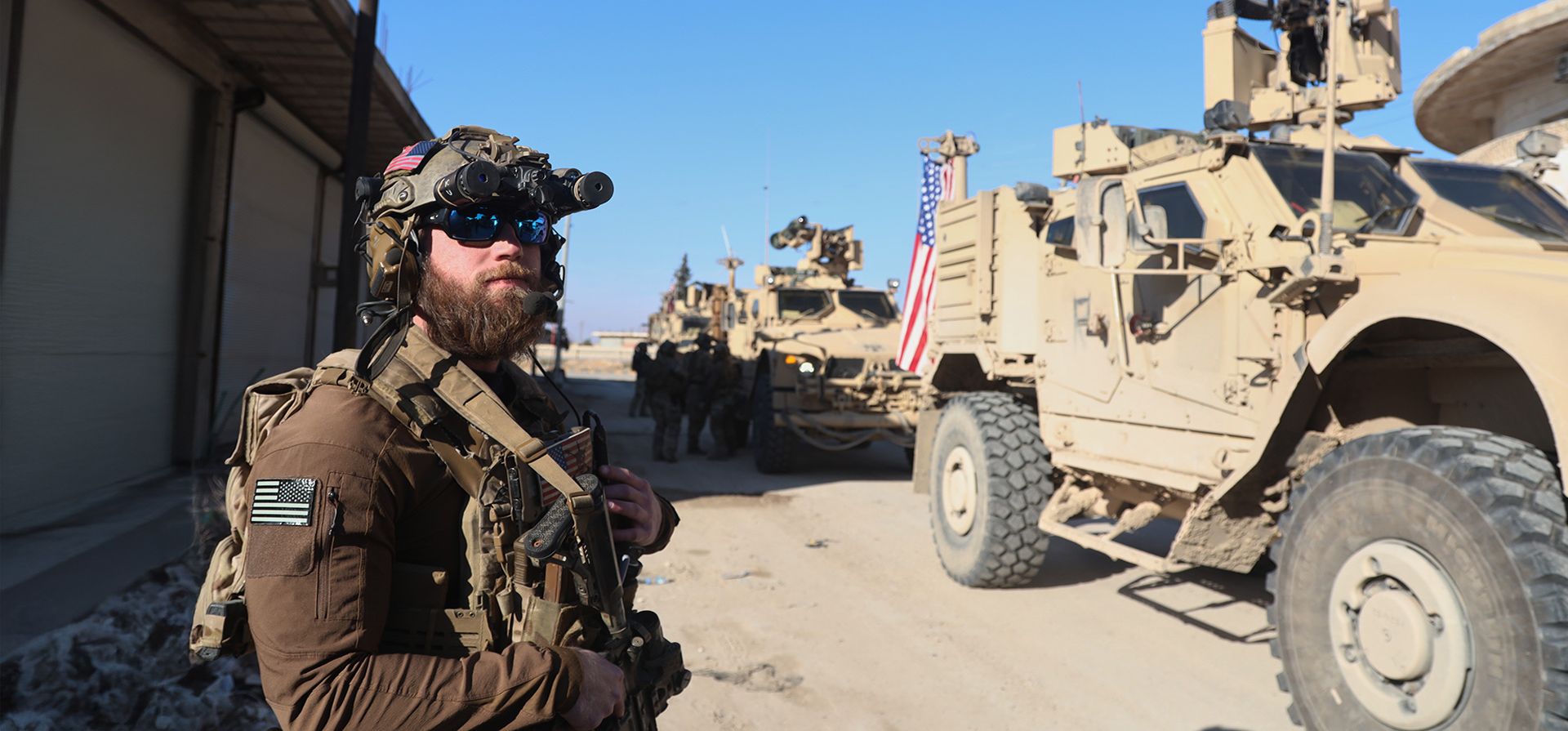 Un soldado estadounidense de la coalición liderada por Estados Unidos contra el Estado Islámico hace guardia durante una reunión con las Fuerzas Democráticas Sirias (FDS), respaldadas por Estados Unidos, en Deir Hafer, Siria, el viernes 16 de enero de 2026. (Foto AP/Baderkhan Ahmad) Un soldado estadounidense de la coalición liderada por Estados Unidos contra el Estado Islámico hace guardia durante una reunión con las Fuerzas Democráticas Sirias (FDS), respaldadas por Estados Unidos, en Deir Hafer, Siria, el viernes 16 de enero de 2026. (Foto AP/Baderkhan Ahmad)