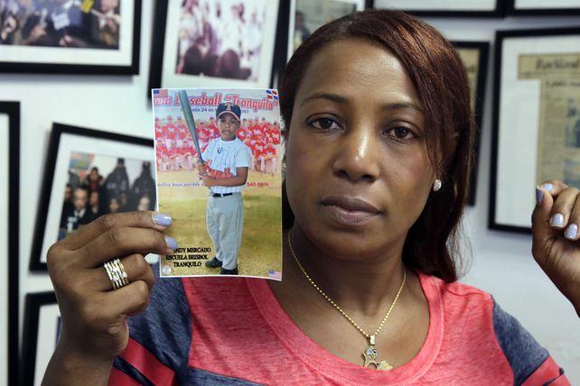 Susto. Maribel Martínez muestra una fotografía de su hijo Andy.