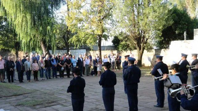 El acto del jueves 18 de mayo fue nutrido y sentido por autoridades y vecinos.