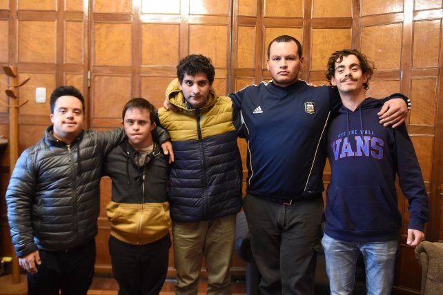 Manu, Lucio, José , Nacho y Santi, de visita en el Diario La Capital.