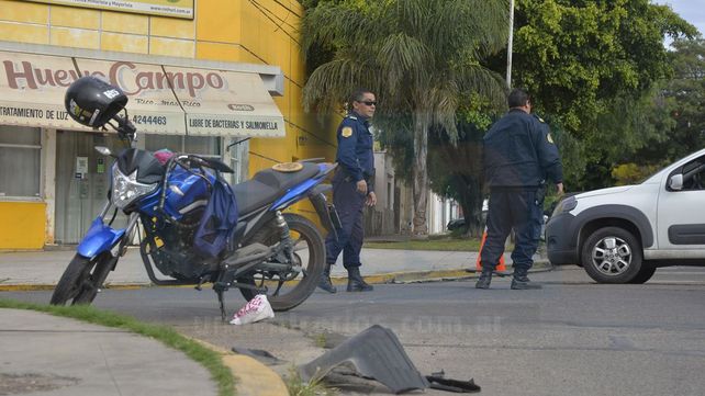 Se accidentó por pasar en rojo